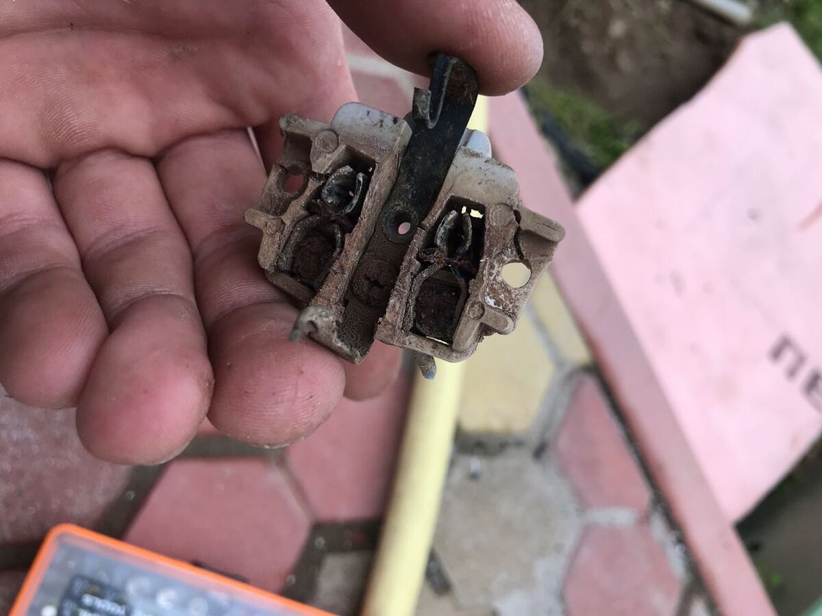 Вот, что стало с внутренностями розеток