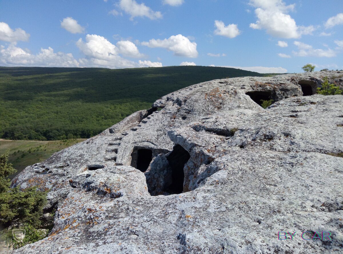 Ходишь либо по крыше, либо по стене. 