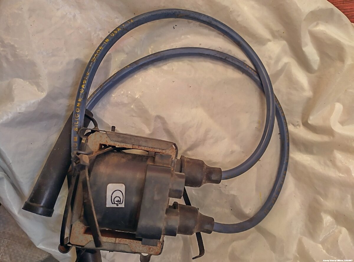 Старая катушка зажигания с высоковольтными проводами, американского производства