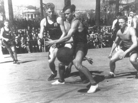 Так играли в баскетбол в 40-х. Источник: slamdunk.ru