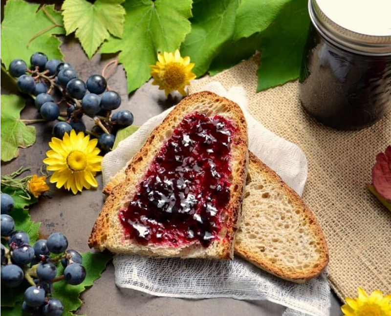 Виноградное желе на ломтике хлеба.