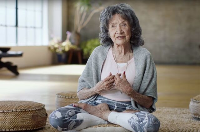 Йоге возраст не помеха: история 100-летней Тао Пошон-Линч