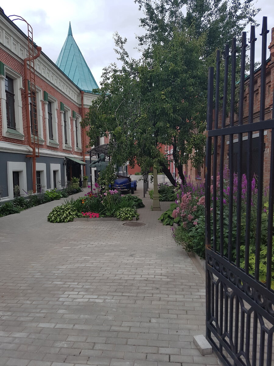 Двор музея им. Бахрушина.