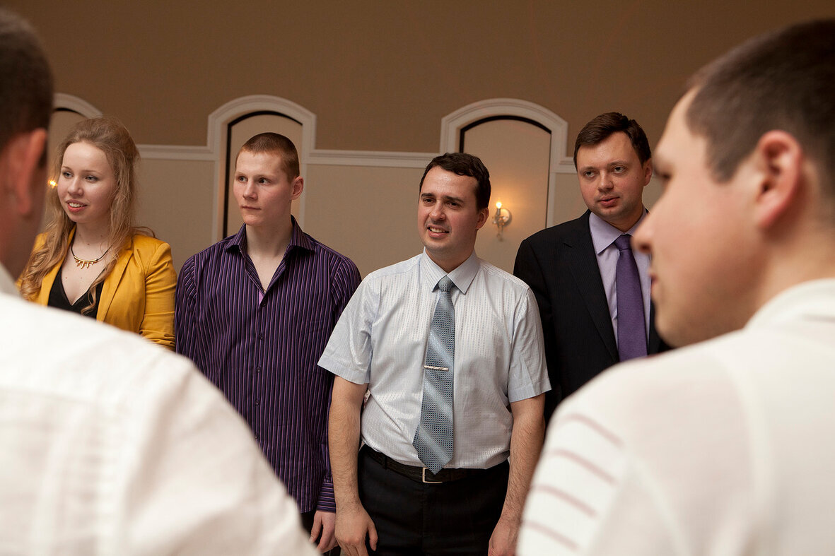 Саня в центре в светлой рубашке