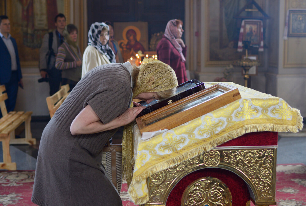 Поклоняться. Паломничество в христианстве. Паломники христиане. Поклоняются иконе. Фото паломничества в христианстве.