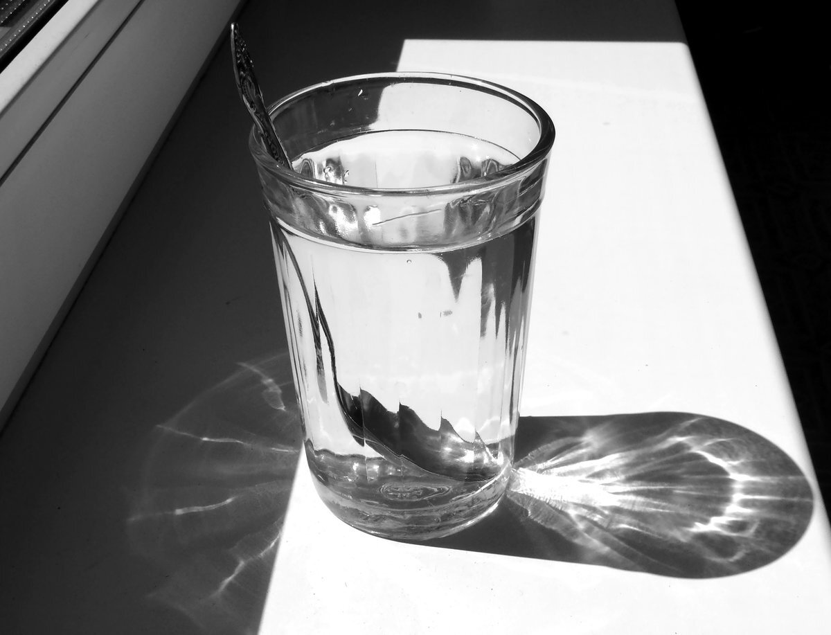 Стакан воды сверху. Стакан воды. Граненый стакан с водой. Стаканы для воды стеклянные. Стакан падает.
