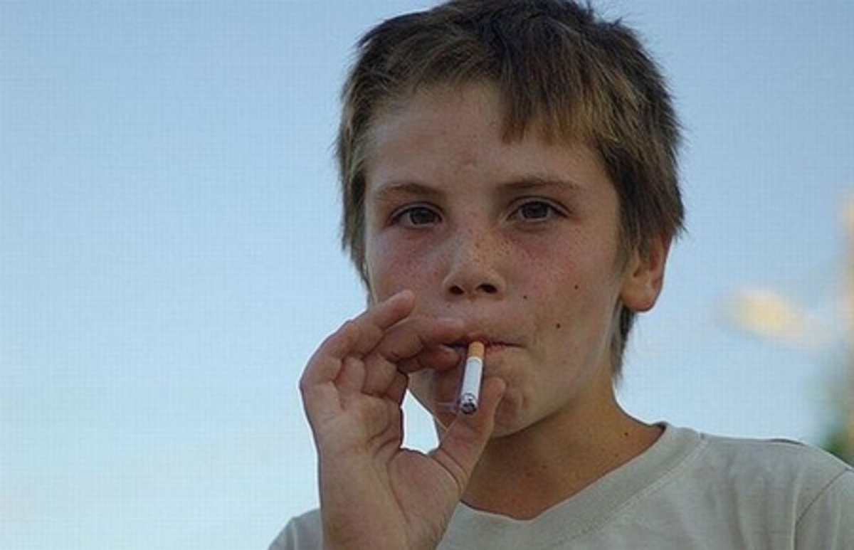 Курил 8 лет. Курящий подросток. Школьник с сигаретой. Подросток с сигаретой.