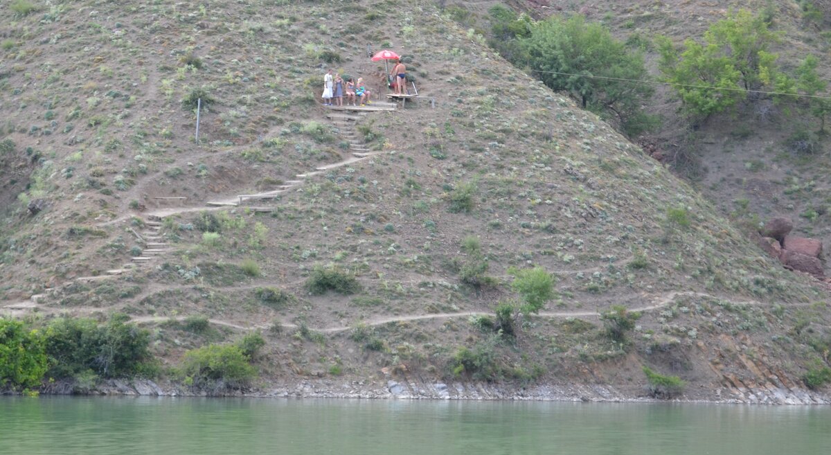 К стартовой площадке обустроена лестница