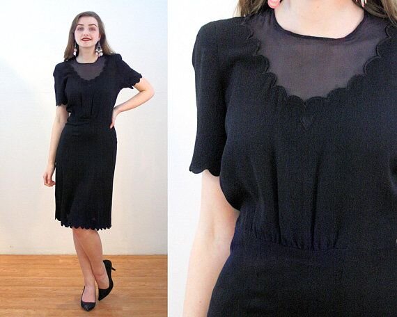 Легкие черные узкие платья времен Второй мировой войны. В общем, автор рассказал этим платьем о героине несколько больше, чем хотел. Да, Холли живет на подачки, Холли могла бы задержаться в Голливуде, Холли явно не особо бедствует. Но она и не злоупотребляет! Если бы она - с ее связями - захотела бы, она бы достала дополнительных купонов на ткань и обувь, завела бы себе широкое выходное платье: такие были, но для покупки большого отреза материи требовались дополнительные купоны. Достала бы она себе и нормальные туфли: тоже изыскав бы купонов на добротную обувь. Но Холли не заморачивается. Она путешествует - как и сказано на ее визитной карточке. Видимо, шикарное платье и нормальные туфли она планирует достать тогда, когда, как она сама признаётся, "найдет себе дом, даст имя коту и поедет завтракать к Тиффани".