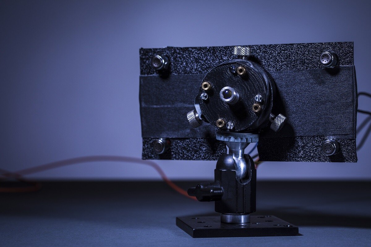 В центре силовой лазер, вокруг него -- сторожевые