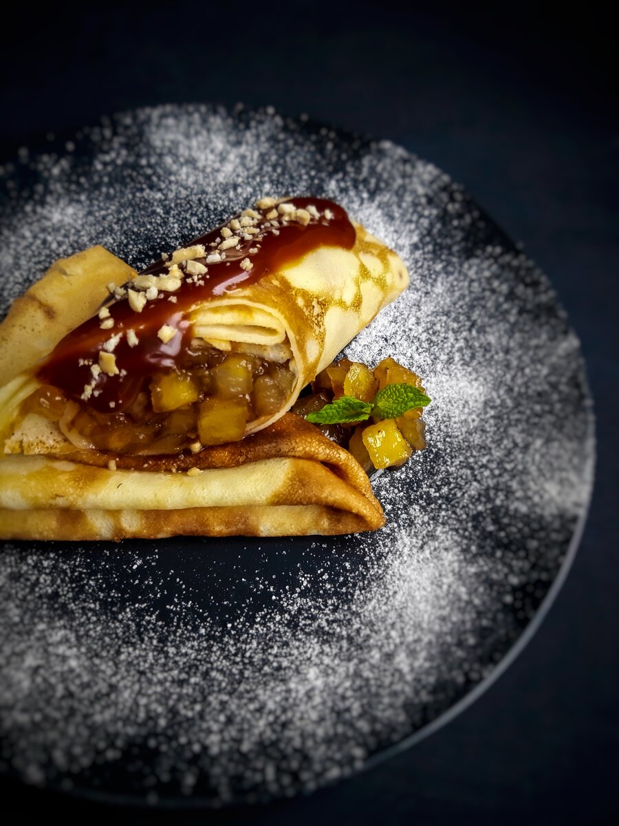 Блинчики с карамелизированными яблоками и корицей