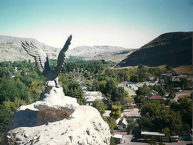 Двуглавый орёл - символ местечка Фирюза. Яндекс-фото