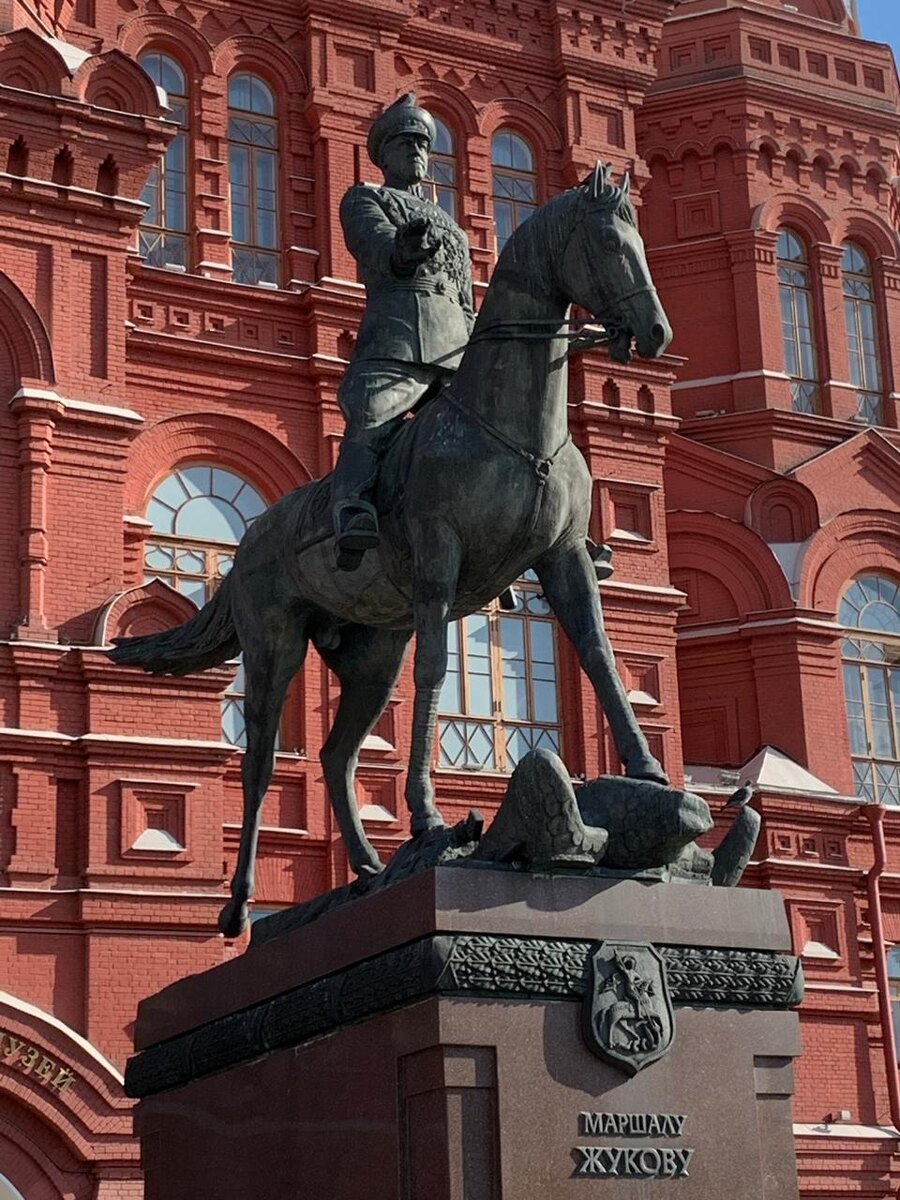 Эпический Жуков верхом на коне.                                              (Фома Неверящий (Е. Кутышев) "Вечный огонь").                                                                                                   Памятник маршалу  Жукову.                                                       Фото Дорогой П.     