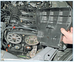 …и снимаем ее. Снимаем правый грязезащитный щиток моторного отсека (см. «Снятие грязезащитных щитков моторного отсека»).