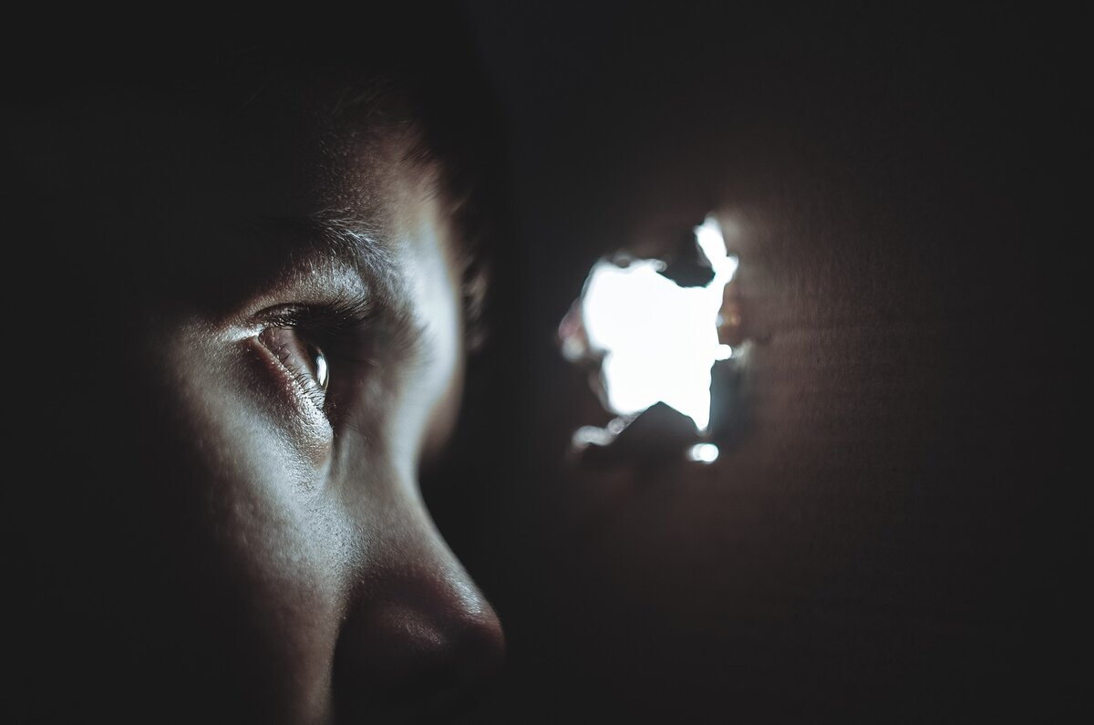 photo taken from https://pixabay.com/ru/photos/%D1%81%D0%BA%D1%80%D1%8B%D1%82%D0%B8%D0%B5-%D0%BC%D0%B0%D0%BB%D1%8C%D1%87%D0%B8%D0%BA-%D0%B4%D0%B5%D0%B2%D0%BE%D1%87%D0%BA%D0%B0-%D1%80%D0%B5%D0%B1%D0%B5%D0%BD%D0%BE%D0%BA-1209131/