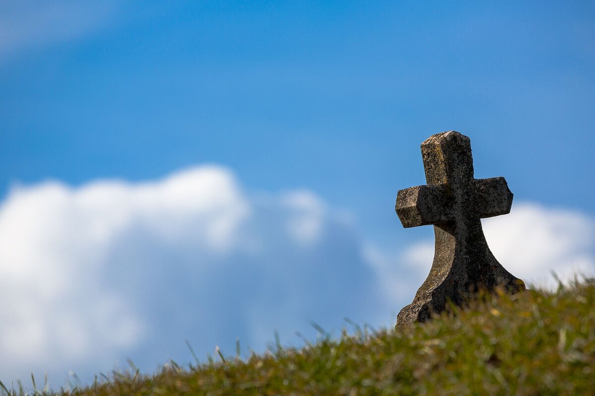 https://pixabay.com/ru/photos/%D0%BC%D0%BE%D0%B3%D0%B8%D0%BB%D0%B0-%D0%BD%D0%B5%D0%B1%D0%BE-%D0%BA%D1%80%D0%B5%D1%81%D1%82-%D1%81%D1%82%D0%B0%D1%80%D1%8B%D0%B9-%D0%BA%D0%B0%D0%BC%D0%B5%D0%BD%D1%8C-674443/