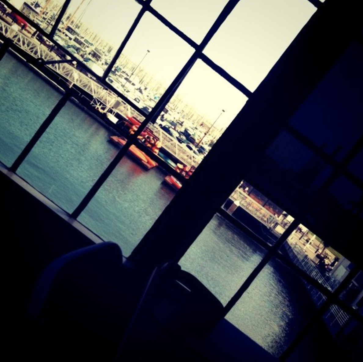 Это самая первая фотография в истории Instagram. Фото: @mikeyk