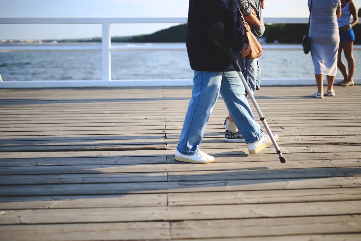 https://pixabay.com/photos/woman-crutch-old-walk-walking-791541/