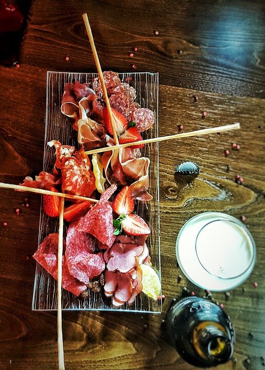 Quelle : https://cdn.pixabay.com/photo/2016/11/11/12/32/sausage-1816672_960_720.jpg