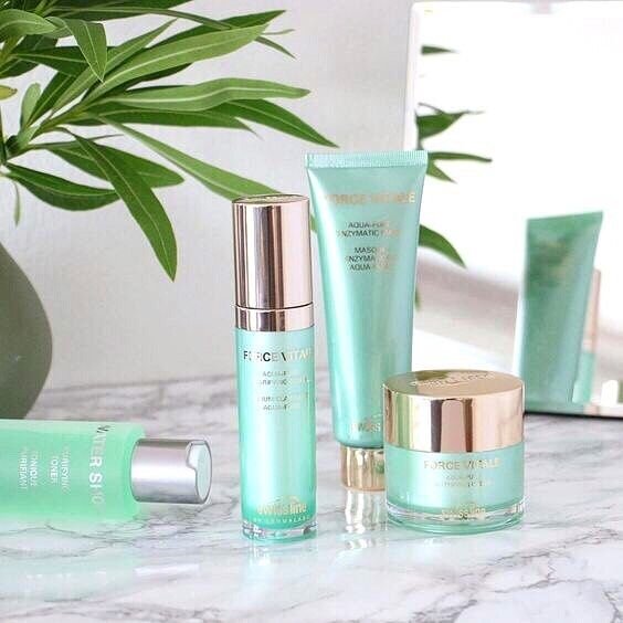 «Зелёная» коллекция средств линии FORCE VITALE Swiss Line поможет сделать кожу чистой и здоровой. Комплексное использование средств линии нормализует выработку кожного сала всего за 28 дней применения.