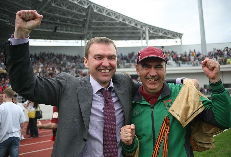 В футбольном клубе проработал с 30-го августа 2011 года по 29-е мая 2012 года