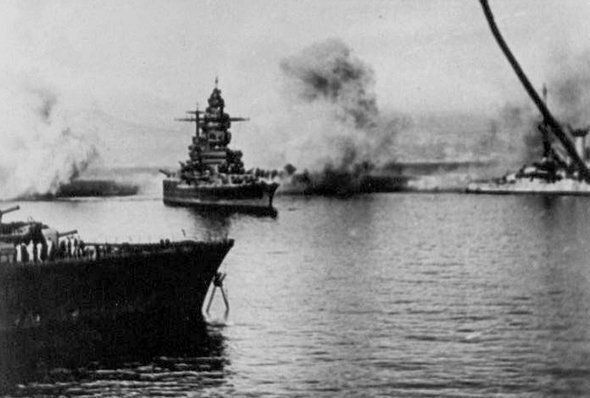Французский линкор «Страсбург» под огнём английской артиллерии, 3 июля 1940 года