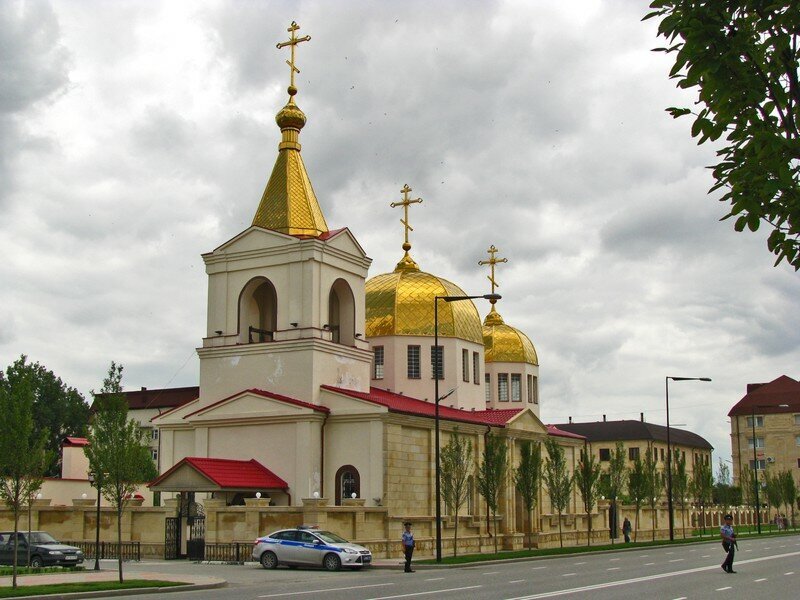 Храм архангела в грозном. Храм Михаила Архангела (Грозный). Церковь Архангела Михаила в Грозном. Грозный храм Архангела Михаила центр. Храм Михаила Архангела в городе Ставрополе.