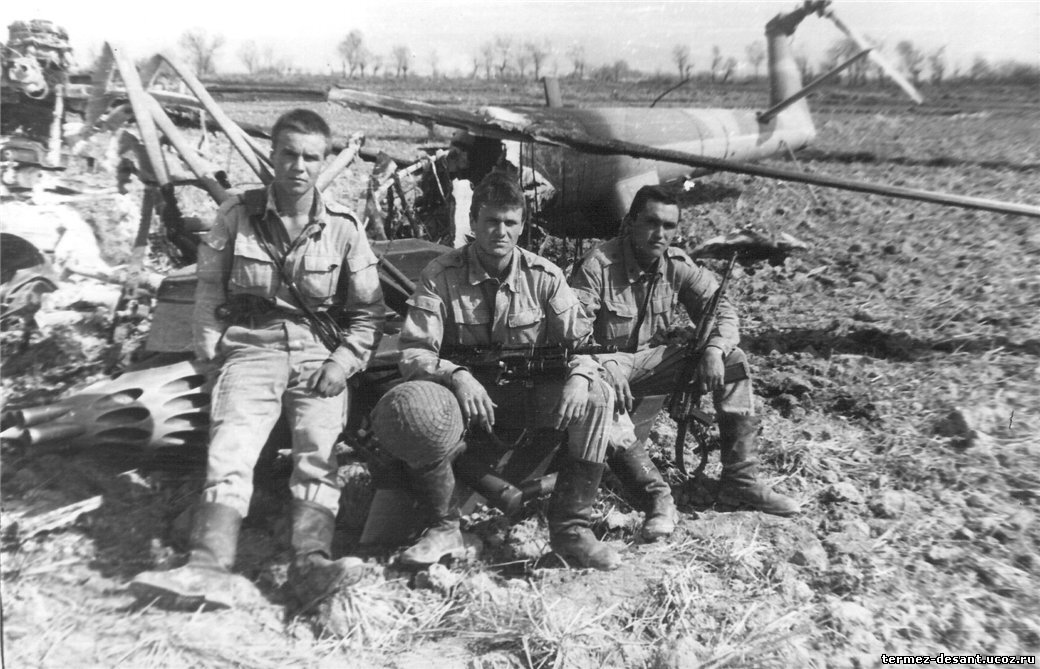 Ребята из минометного взвода Термезской ДШМГ у того самого сгоревшего борта на следующий день после боя. Фото из сайта Термезской ДШМГ