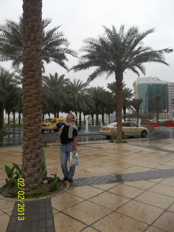 В 2013-м году в возрасте уже за тридцать нам с женой удалось впервые выбраться на отдых в дальнее зарубежье, выбрались впервые, но зато пунктом назначения были Дубаи! Перед поездкой пытался выучить пару-тройку фраз на арабском, да и словарь с английским полистал - ведь за границу едем, как-нибудь общаться надо. Ну вот самолёт, перелет и мы в стране арабской сказки. Как бюджетные туристы мы поселились в городском отеле, а добираться до пляжа нам предоставлялась возможность на бесплатном автобусе раз в день до моря и обратно. Так два дня мы погуляли-позагорали, а на третий день супруга захотела прямо с пляжа отправится на Золотой рынок. Выйдя с территории пляжа мы не обнаружили на стоянке ни автобусов, ни такси и я решил проголосовать на дороге. На удивление остановилась чуть ли не первая проезжавшая мимо машина - это была старенькая "Тойота" (да-да в Дубаи и такие авто есть). С водителем я объяснился предельно коротко:"Гоу Голд сук, прайс? “ В ответ услышал :" Тэн долларс". Я произнёс :" Ок"-и мы с женой сели в машину. Как только тронулись в путь, жена меня спросила чего это я ему сказал и, сколько будет стоить поездка.Я пояснил супруге, что типа сказал, что надо ехать на Золотой рынок, за сколько он нас довезет, а этот чернявый парнишка ответил, что заплатить придётся 10 долларов, а по нашему триста рублей (тогда курс был ещё такой). И тут совершенно неожиданно в наш разговор вмешивается водитель и на ломанном русском говорит:"Не-а, рупли не надо, надо доллар  или дирхам!!!" Я   малость опешил:"Вы говорите по-русски?", обратился я к водиле. "Да, я работать русский компания и выучить язык" - ответил он. Минут 15 в пути мы общались с нашим дубайским собеседником пока он не доставил нас до места назначения. Выйдя из машины я все ещё был удивлён-это надо же улететь из России на тысячи километров и просто проголосовав на дороге в Дубаи попасть на русскоговорящего водителя. Рейтинг оценки Родины у меня поднялся на несколько пунктов, но следующее событие подняло его ещё больше.... (Продолжение во 2-й части) 