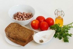 ШАГ 1:
Для приготовления постного салата с фасолью потребуется любая фасоль. С консервированной фасоли понадобится слить жидкость, сухую - замочить на ночь и отварить до мягкости в подсоленной воде(главное не переварить, чтобы фасолинки не развалились). Также потребуются свежие помидоры, соль, растительное масло, черный перец, свежая петрушка и немного хлеба (поскольку салат постный, то и хлеб должен быть постным), желательно ржаного.