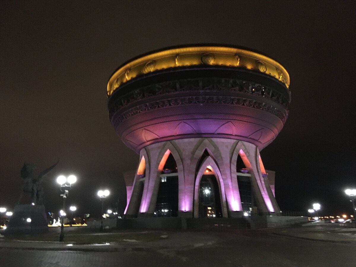 Знаменитый казанский Казан, в нём функционирующий ЗАГС