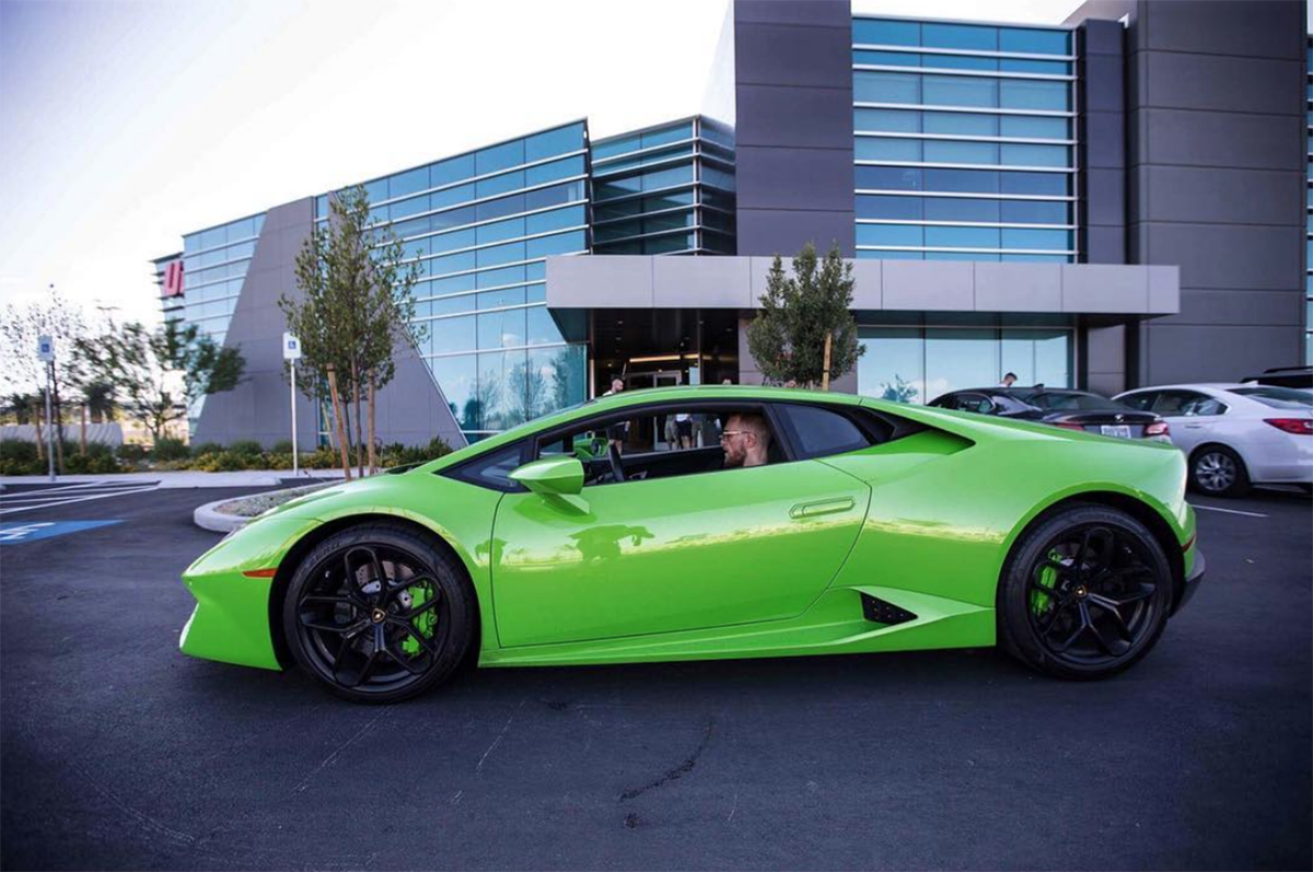  Конор Макгрегор любит давать прозвища своим авто. К примеру, этот ядовито-зеленый Lamborghini стоимостью более 300 тыс. долларов (примерно 20 млн рублей) он окрестил Монстром (Monster). Видимо, потому, что под капотом суперкара скрываются 700 «кобыл», которые способны разогнать автомобиль менее чем за 3 секунды до 100 км/ч.