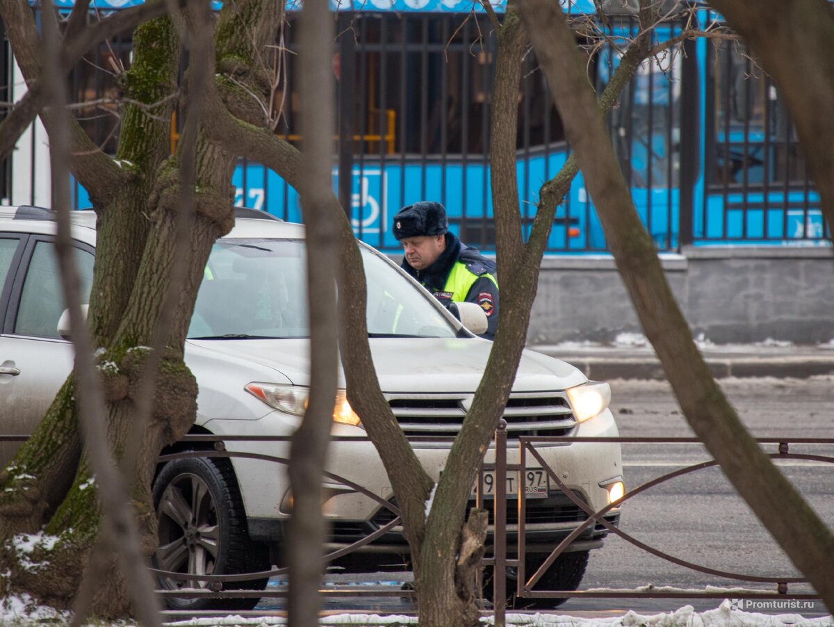 Водитель закрыл номер на авто, но всё равно попался инспектору ГИБДД ??‍♂️⛓