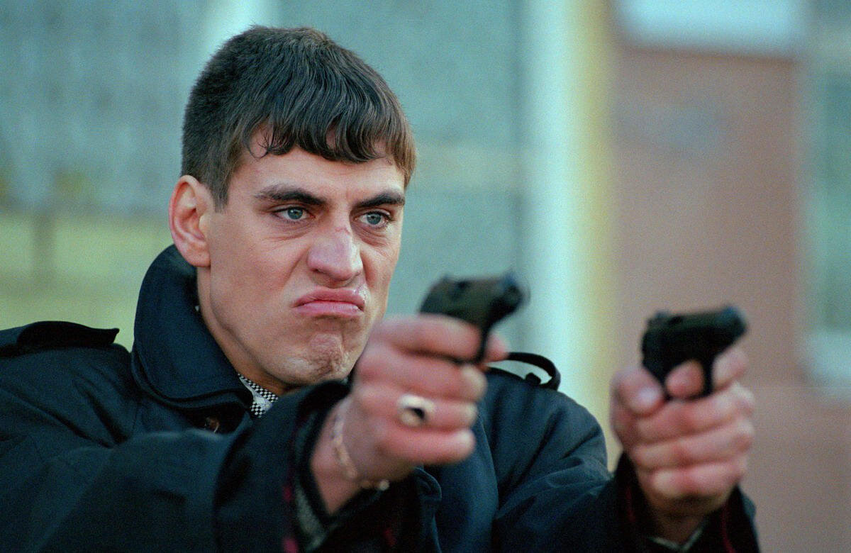 Актер Дмитрий Дюжев  в роли бандита "Саймона" в фильме