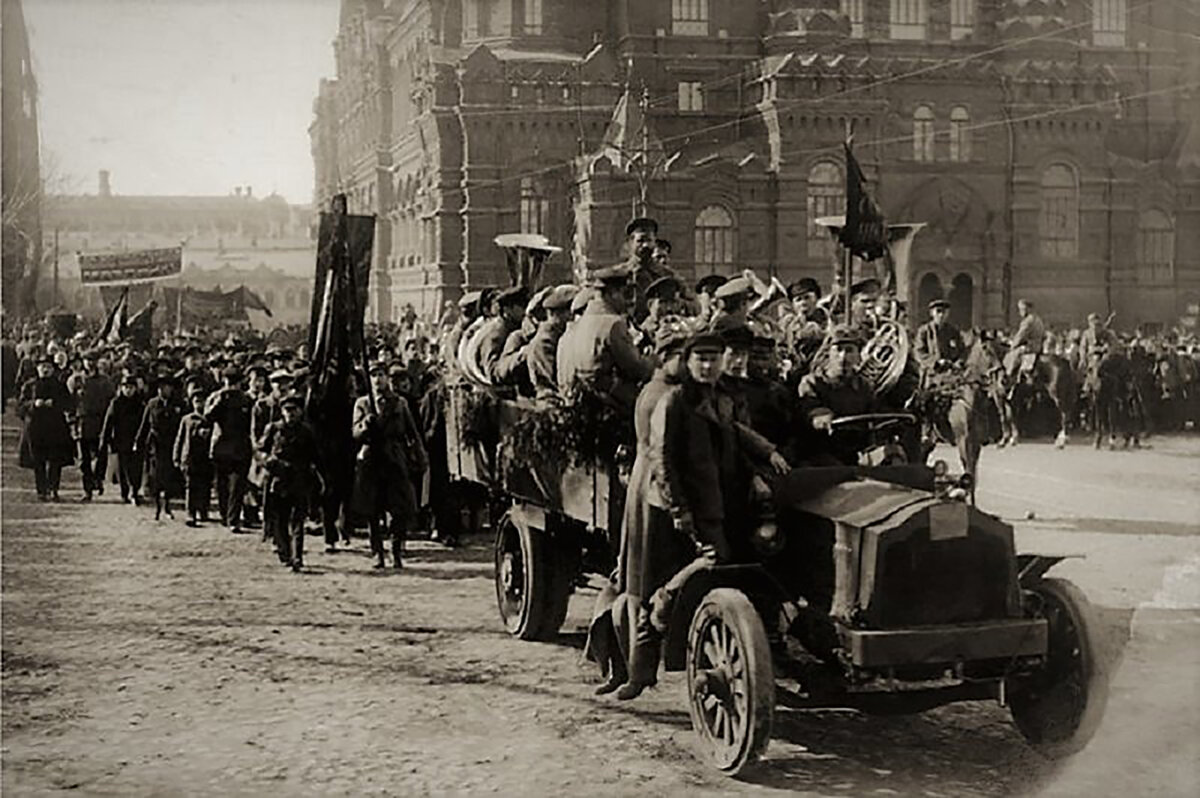Первый парад 1918г на красной площади