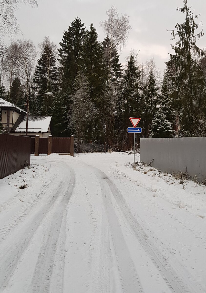  даже знаки появились,  т.к две машины не проедут.. круговое у нас. 