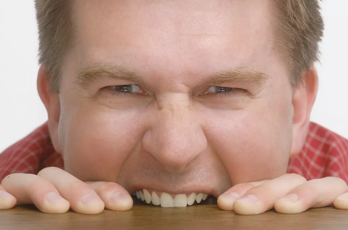 Злой неприятный. Злой неприятный. Злоба на лице. Недовольный человек. Кричащая женщина.