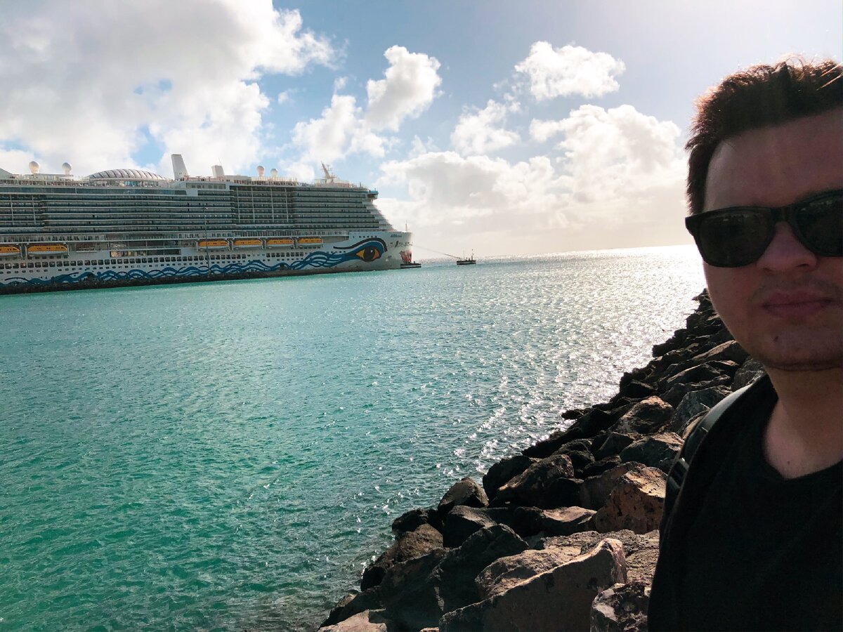 Вид на AIDAnova из порта Фуэртевентуры