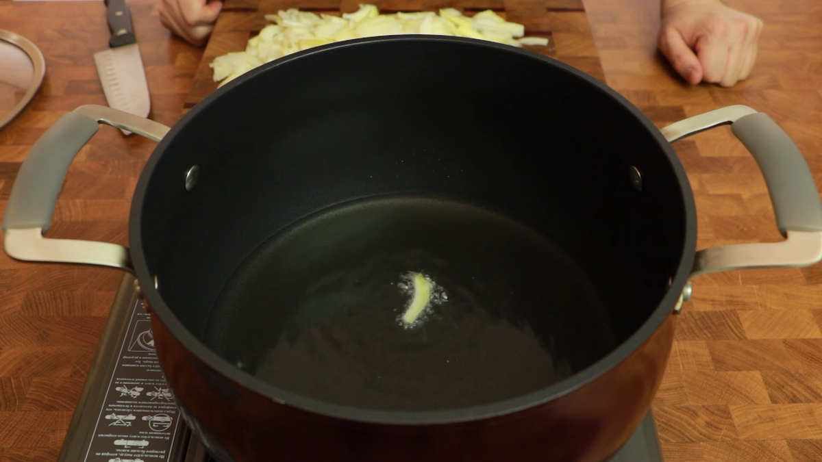 1. Масло выливаем в нагретую кастрюлю (казан) и ждем нагрева масла на максимальном огне.