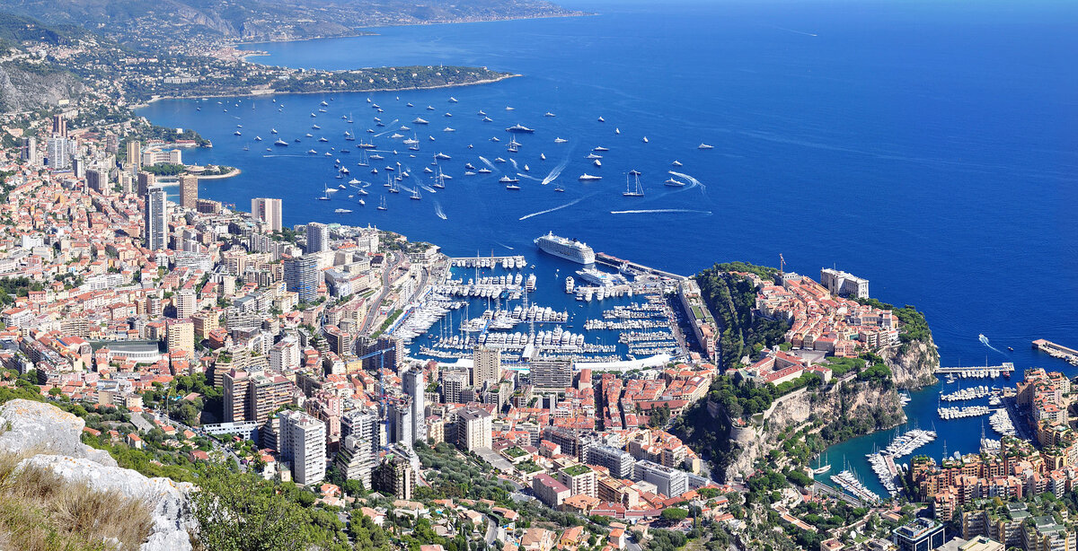 Монако. https://upload.wikimedia.org/wikipedia/commons/thumb/d/da/Panorama_von_Monaco-La_Turbie.jpg/1920px-Panorama_von_Monaco-La_Turbie.jpg