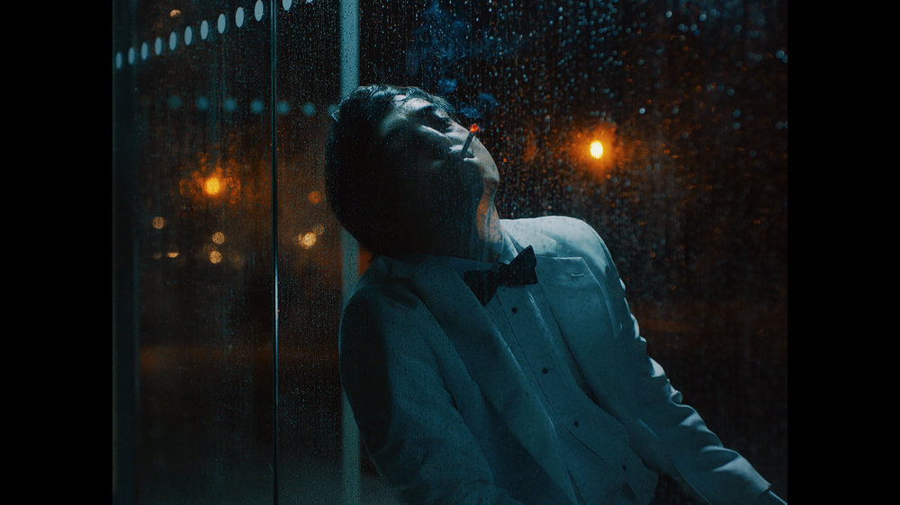 момент из клипа на песню ,,Slow dancing in the dark,,    Joji