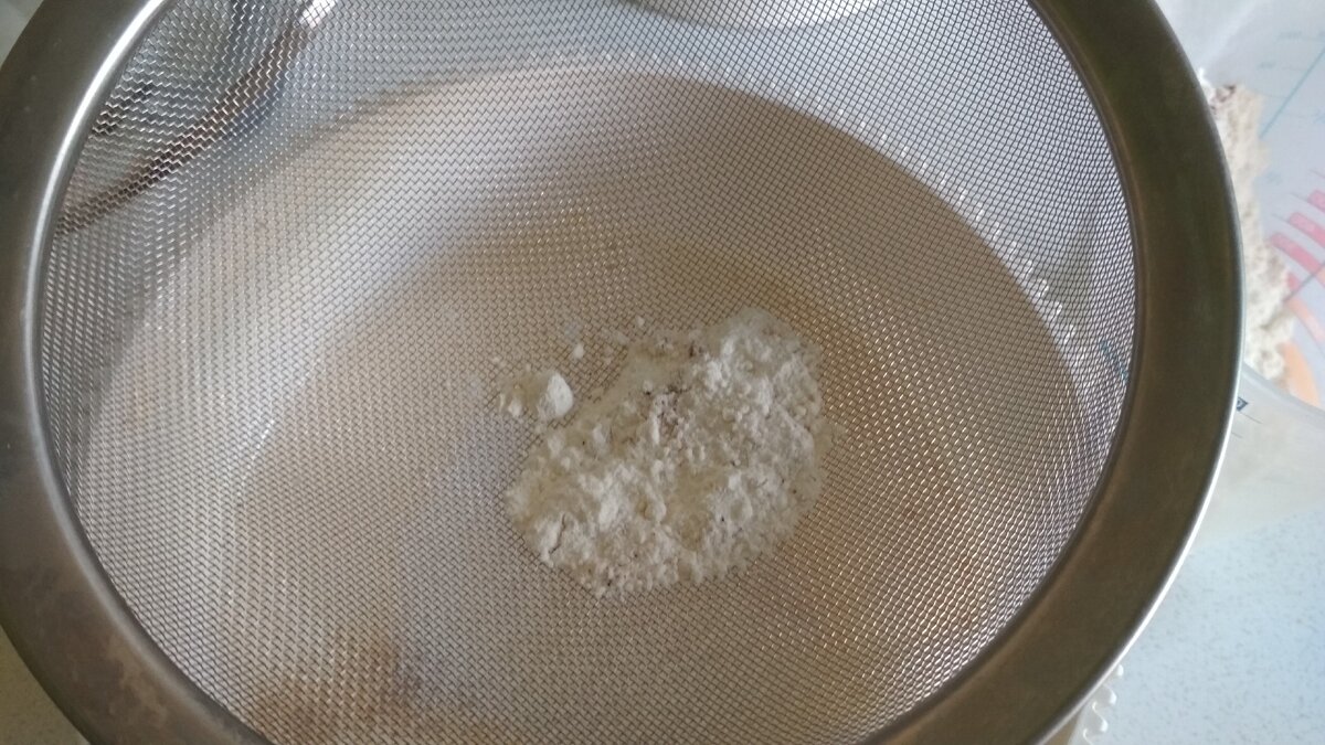Просеиваем муку и корицу