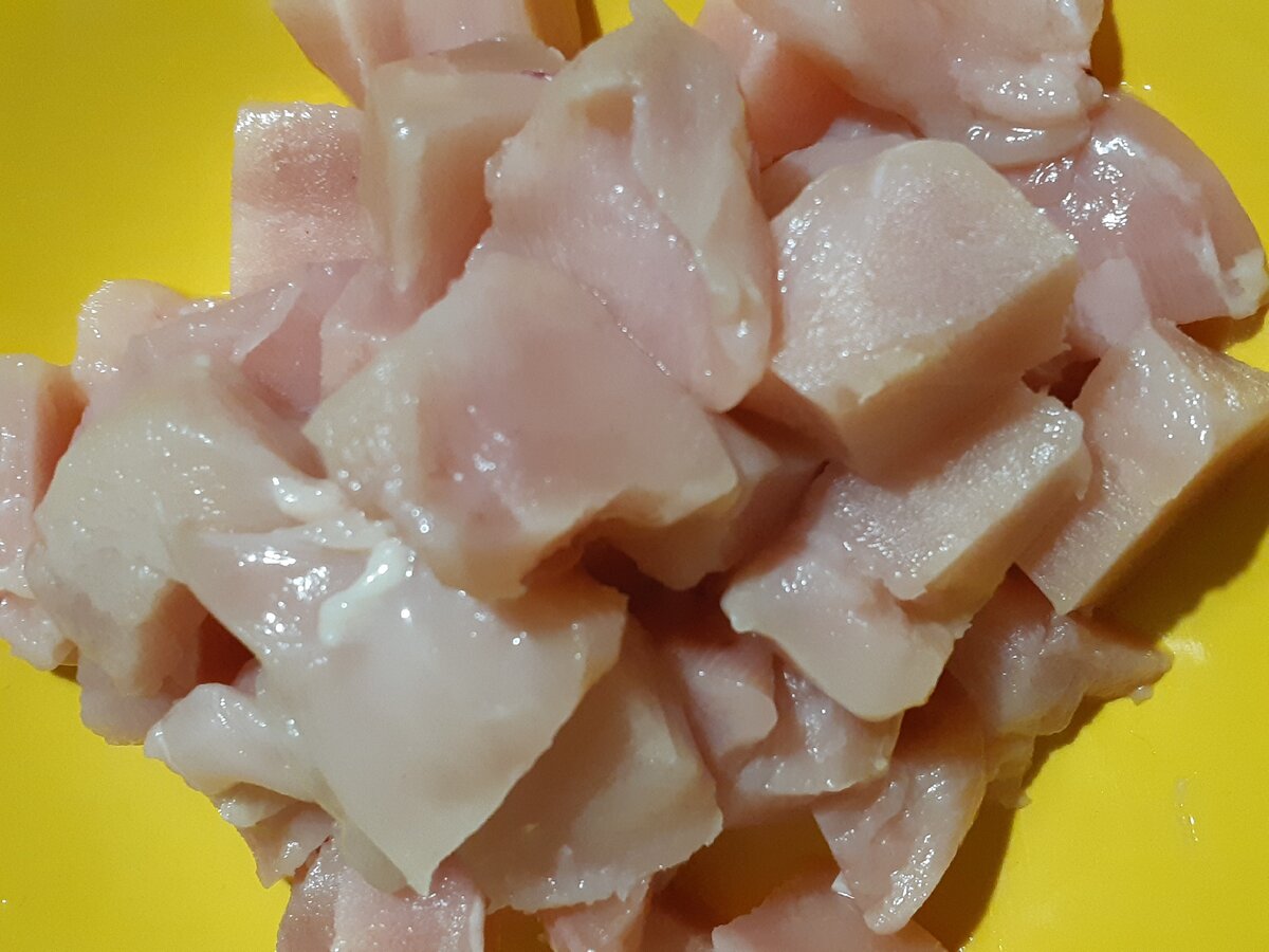Берем 400 грамм куриной грудки, нарезаем крупными кусочками.