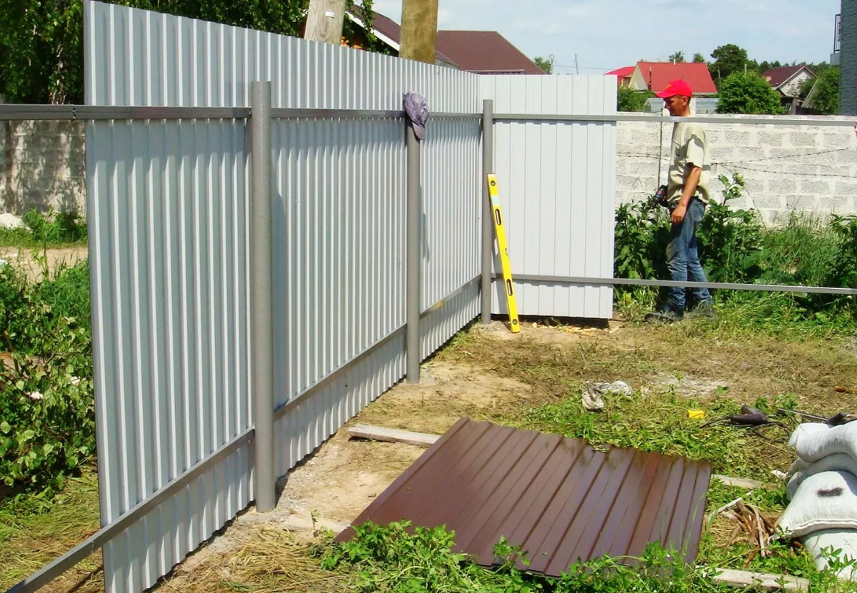 Высота забора ижс нормы 2022. Забор между соседями на даче. Можно ли забор. Забор из профнастила между соседями. Высокий забор на даче.