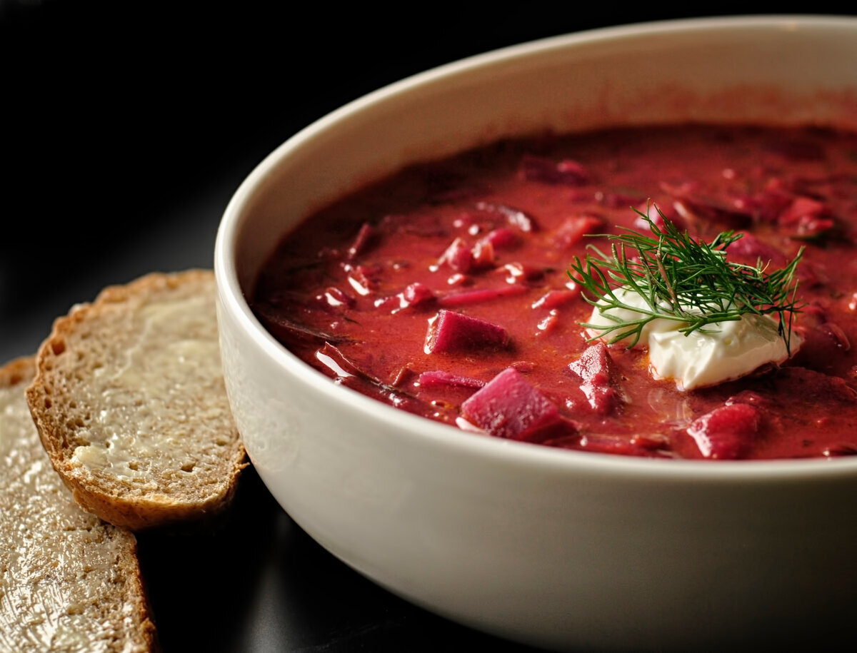 Вкусный и наваристый украинский борщ нельзя состряпать на скорую руку. Самое главное правило приготовления борща – это наличие свободного времени и большое желание его варить. Если вы торопитесь или у вас нет настроения стоять у плиты, лучше и не начинать, а сварить любой быстрый суп. 
Когда я готовлю борщ, по дому витают такие аппетитные ароматы, что муж без конца и края заглядывает на кухню, поднимая крышку кастрюли и принюхиваясь =)

В каждом регионе и в каждой семье борщ варят по-разному. Если вы никогда не готовили борщ или просто не умеете его варить, то мой самый подробный пошаговый рецепт станет для вас неплохим пособием =)