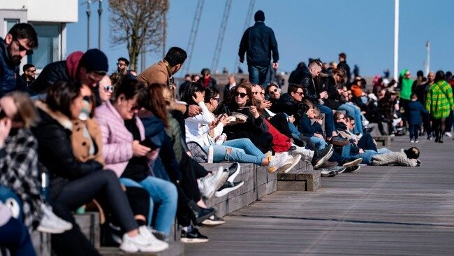 г.Мальмё, Швеция. Вопреки советам правительства, народ высыпал на улицу и наслаждается апрельским солнцем. Фото сделано в минувшие выходные. 