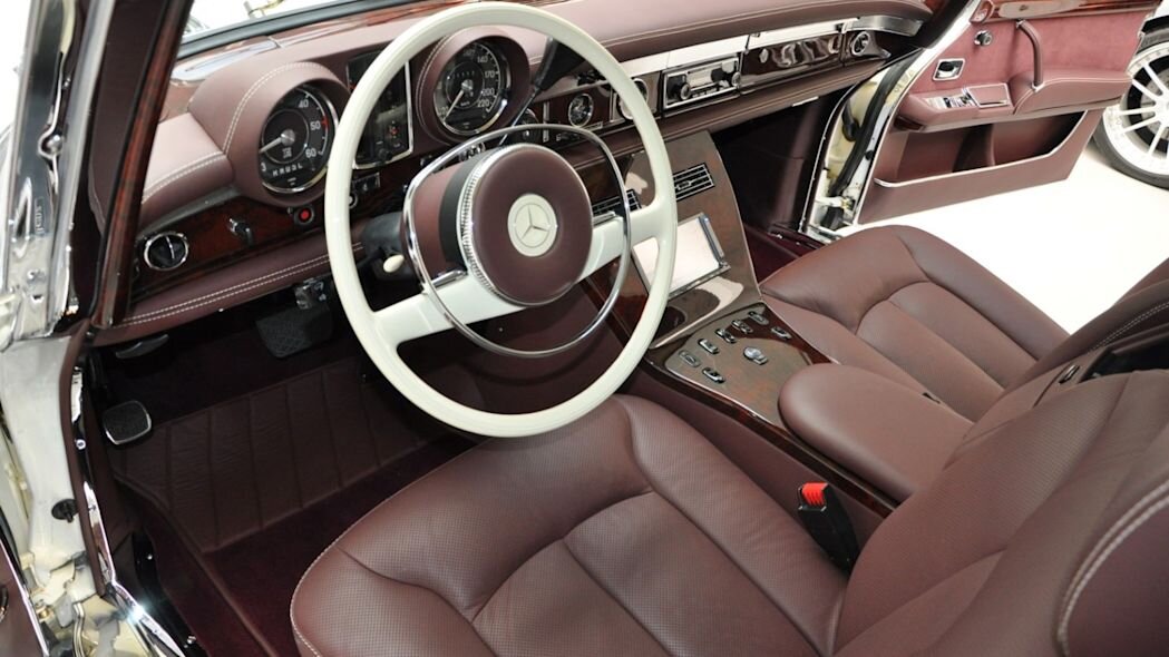 Водительская часть салона