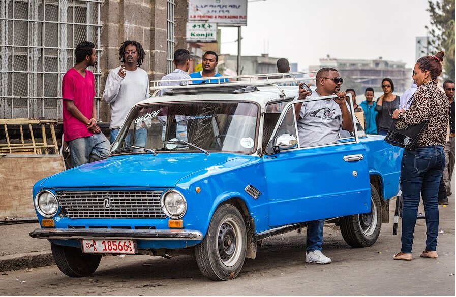 Ваз 2103 лимузин. Лада ларгус такси. Минивэн надежда ваз 2120. Такси российский автопром. Такси ваз 2105 жигули.