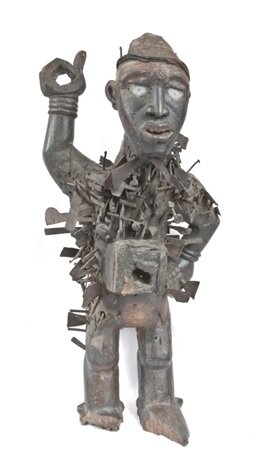 Изображение, изготовленное колдуном для охраныпосевов. В него вбивали острия, для того чтобы«заставить» хорошо охранять поле. Африка, Конго