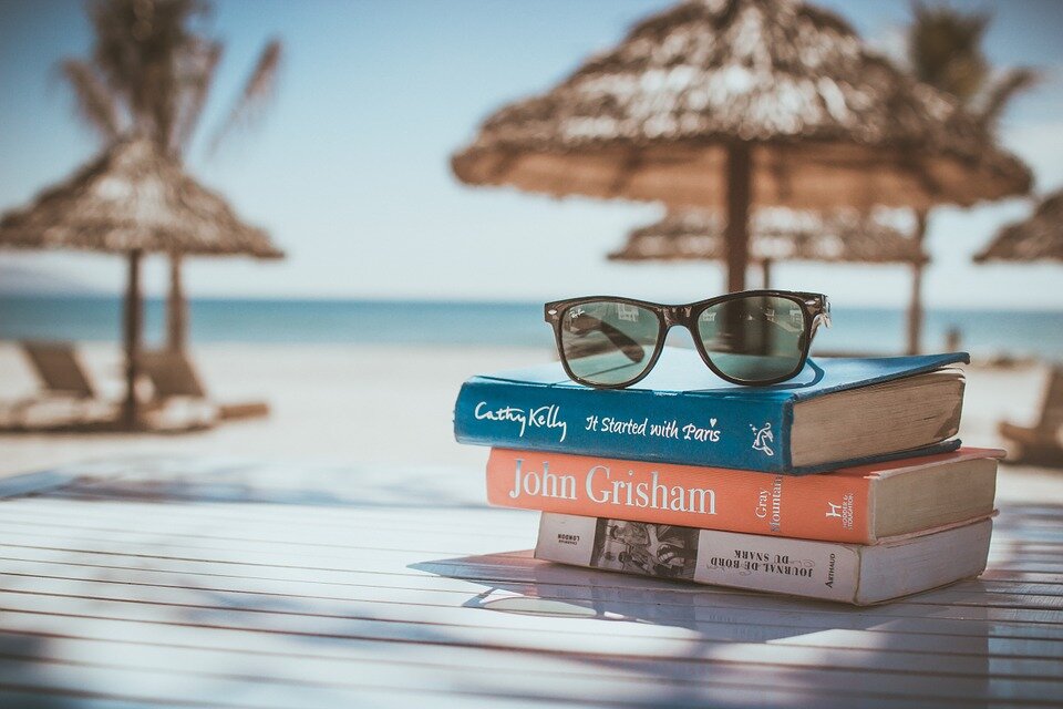 https://cdn.pixabay.com/photo/2015/09/02/12/33/books-918521_960_720.jpg